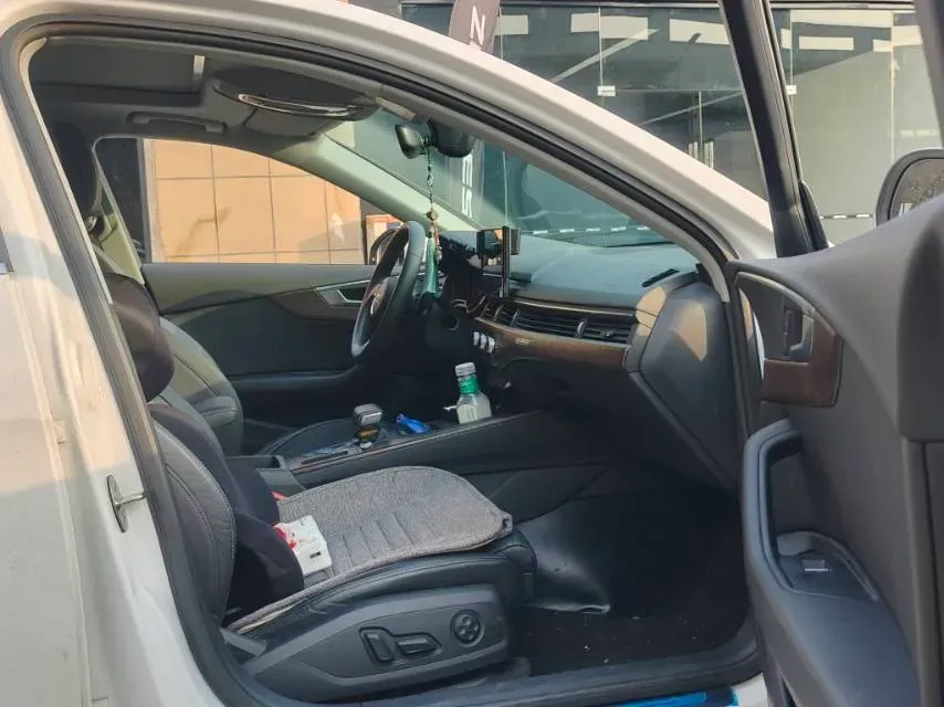 2022 Audi A4L 2.0T 190HP L4 7DCT,autocango,china used car exporter,china ev exporter,chinese used car exporter,chinese used ev exporter