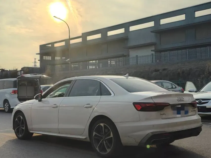 2022 Audi A4L 2.0T 190HP L4 7DCT,autocango,china used car exporter,china ev exporter,chinese used car exporter,chinese used ev exporter