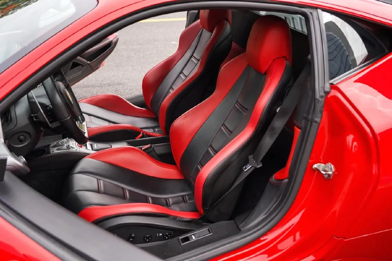 2011 Ferrari 458 4.5L 570HP V8 7DCT,autocango,china used car exporter,china ev exporter,chinese used car exporter,chinese used ev exporter