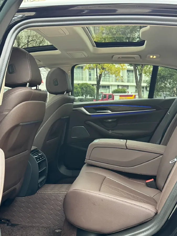 2023 BMW 5 Series 2.0T 245HP L4 8AT,autocango,china used car exporter,china ev exporter,chinese used car exporter,chinese used ev exporter