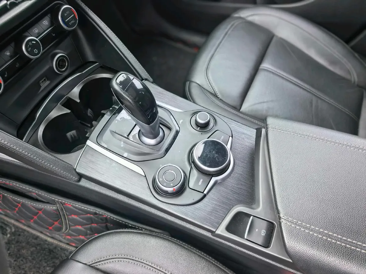 2017 Jaguar XE 2.0T 240HP L4 8AT,autocango,china used car exporter,china ev exporter,chinese used car exporter,chinese used ev exporter