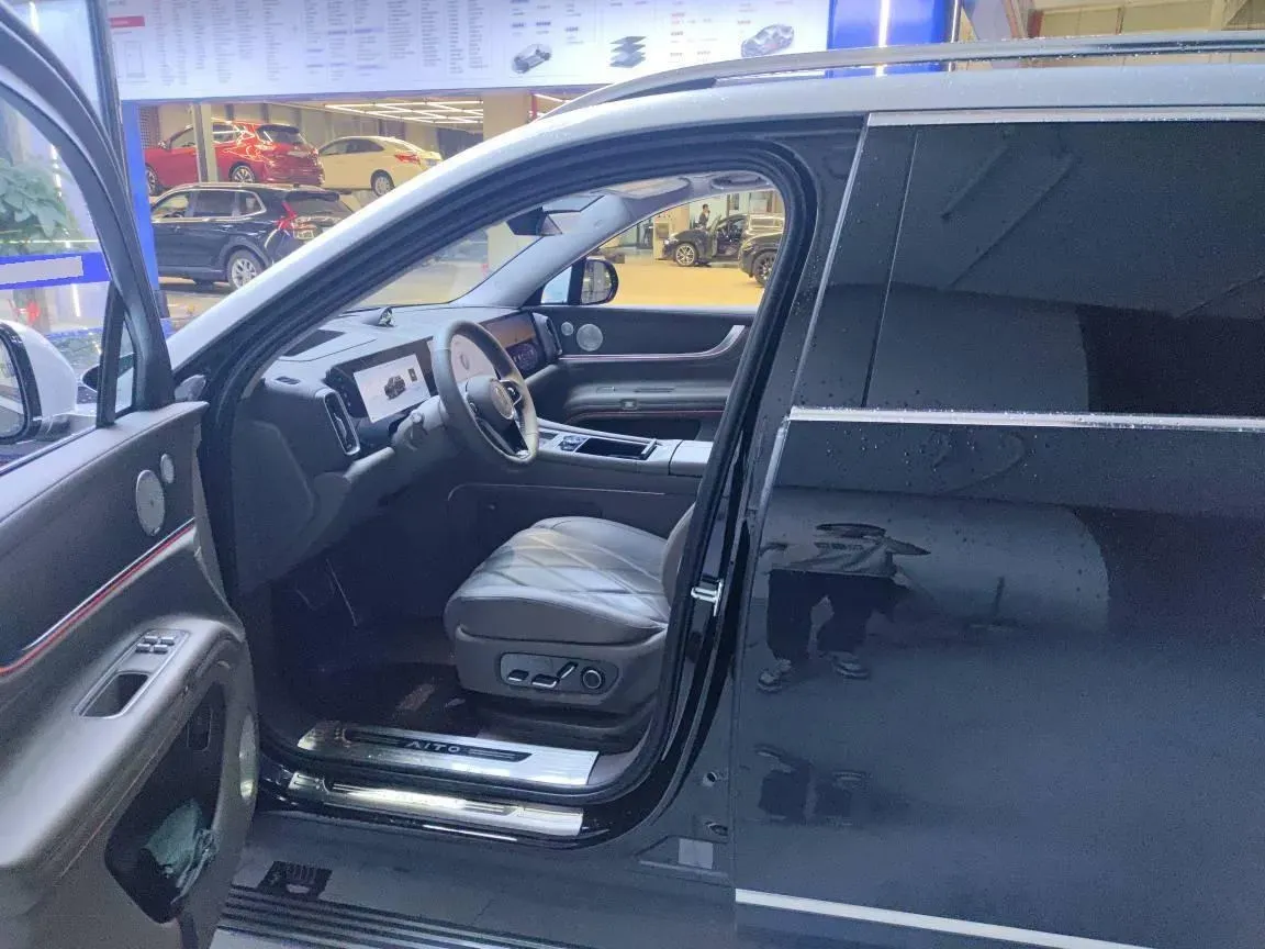 2025 AITO AITO M9 REEV 160HP REEV 52KWH,autocango,china used car exporter,china ev exporter,chinese used car exporter,chinese used ev exporter