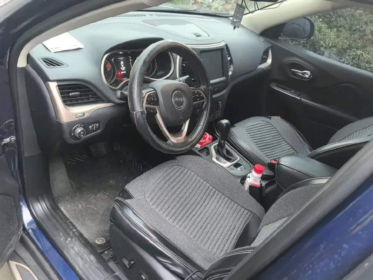 2017 Jeep Cherokee 2.4L 175HP L4 9AT,autocango,china used car exporter,china ev exporter,chinese used car exporter,chinese used ev exporter