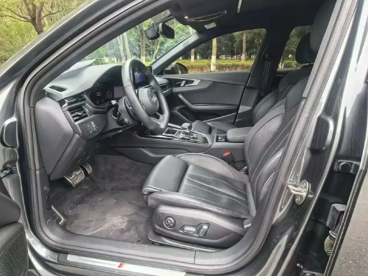 2023 Audi A4L 2.0T 190HP L4 7DCT,autocango,china used car exporter,china ev exporter,chinese used car exporter,chinese used ev exporter