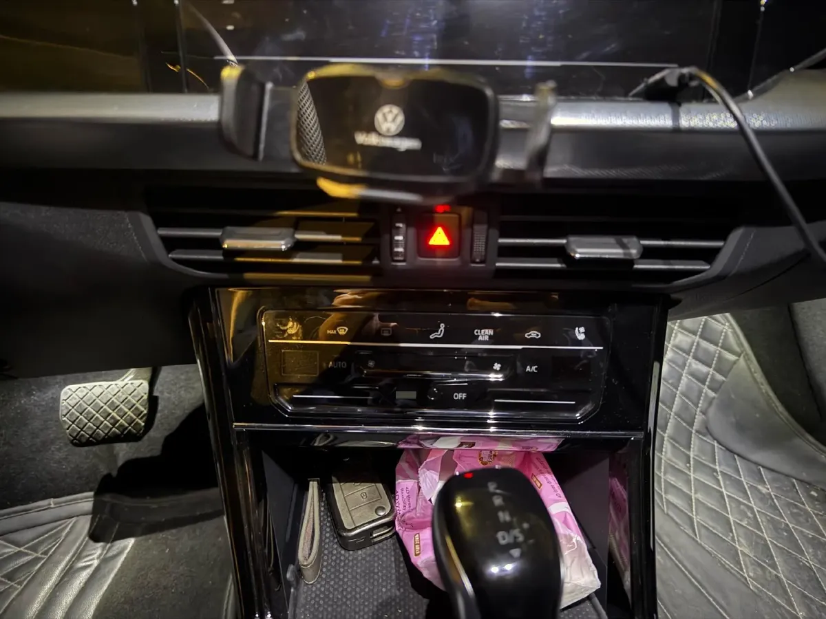 2025 Volkswagen Passat 2.0T 220HP L4 7DCT,autocango,china used car exporter,china ev exporter,chinese used car exporter,chinese used ev exporter