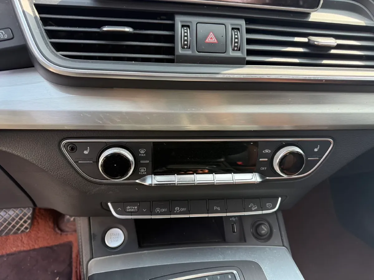 2020 Audi Q5L 2.0T 190HP L4 7DCT,autocango,china used car exporter,china ev exporter,chinese used car exporter,chinese used ev exporter