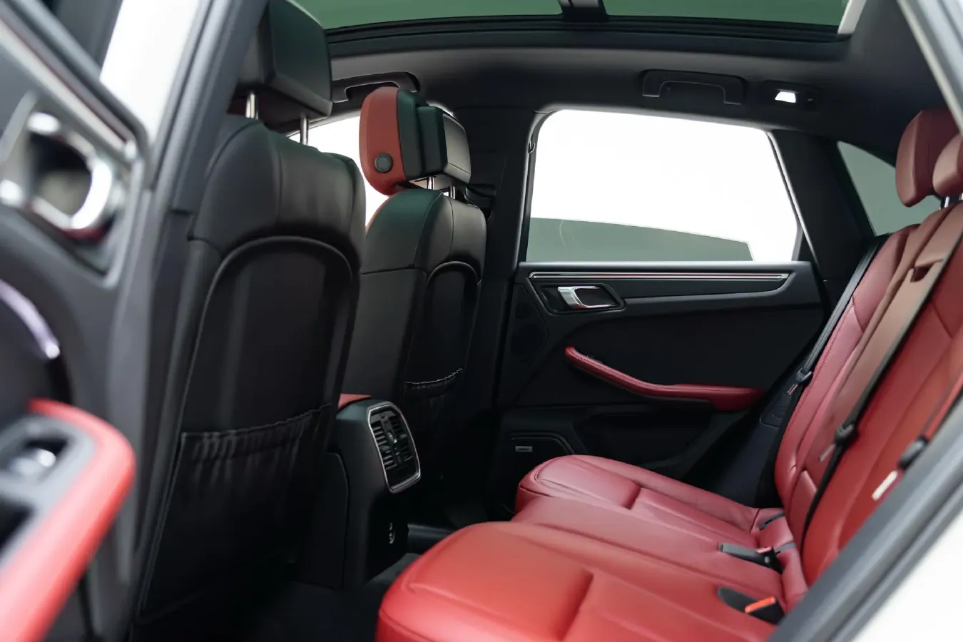 2022 Porsche Macan 2.0T 265HP L4 7DCT,autocango,china used car exporter,china ev exporter,chinese used car exporter,chinese used ev exporter