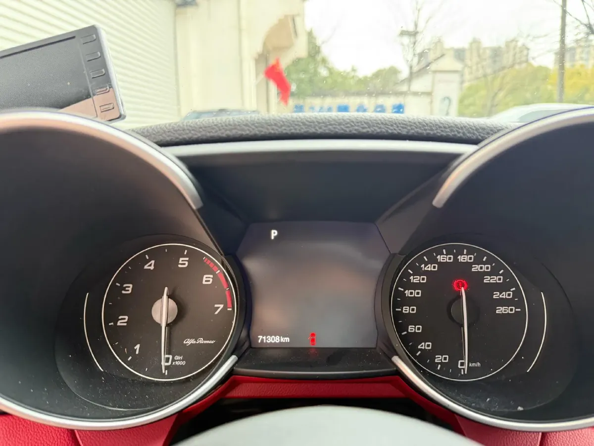 2020 Alfa Romeo Giulia 2.0T 280HP L4 8AT,autocango,china used car exporter,china ev exporter,chinese used car exporter,chinese used ev exporter