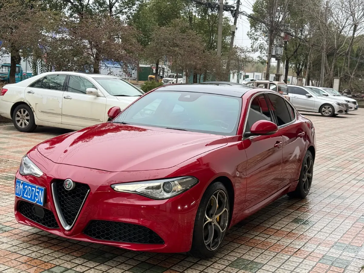 2020 Alfa Romeo Giulia 2.0T 280HP L4 8AT,autocango,china used car exporter,china ev exporter,chinese used car exporter,chinese used ev exporter
