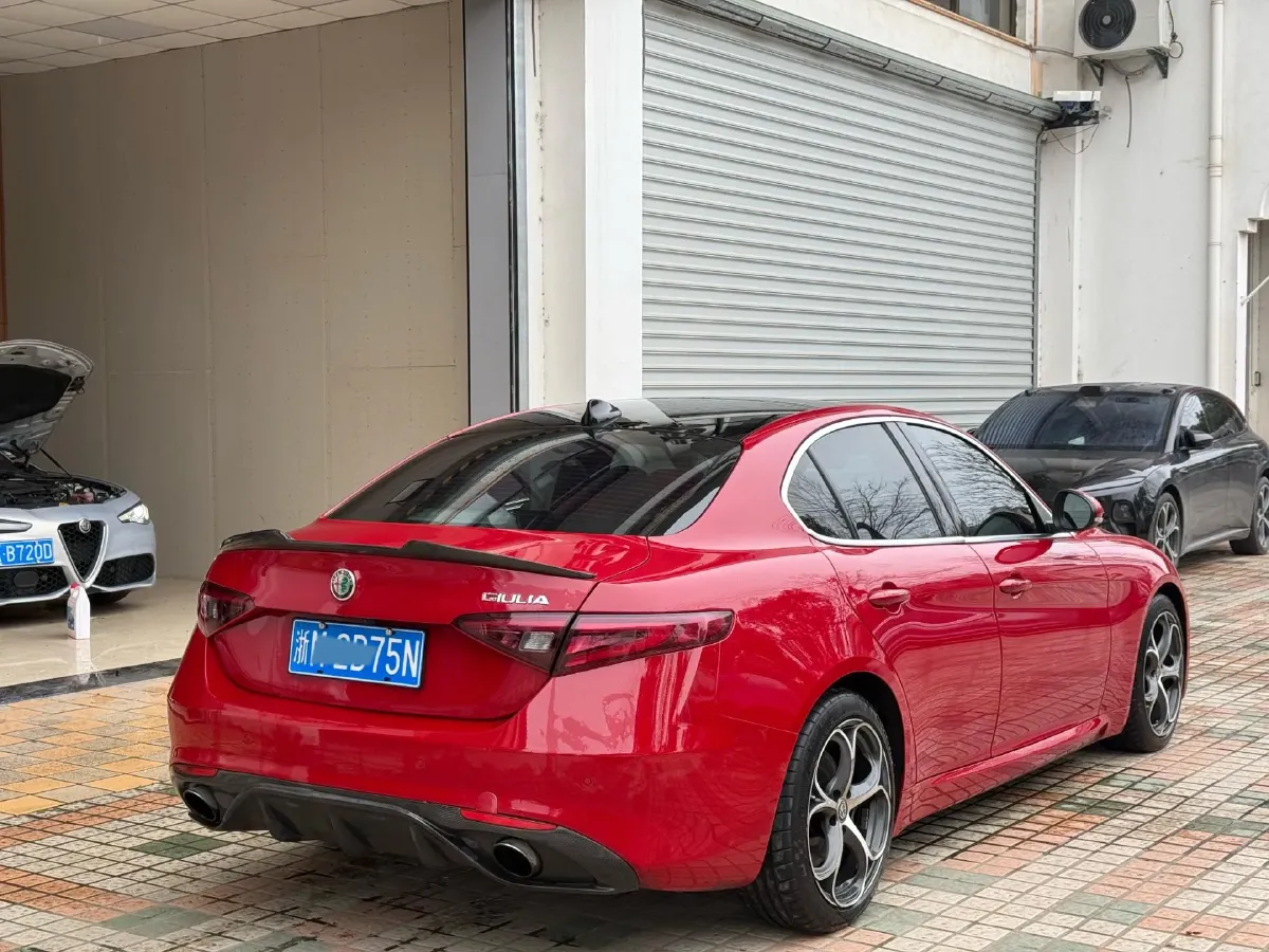 2020 Alfa Romeo Giulia 2.0T 280HP L4 8AT,autocango,china used car exporter,china ev exporter,chinese used car exporter,chinese used ev exporter