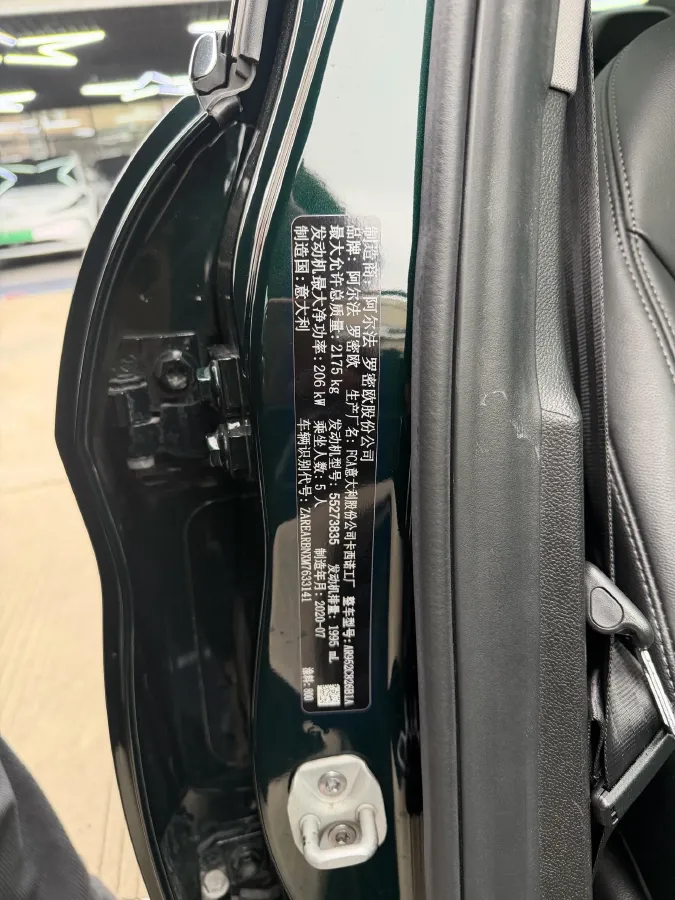 2021 Alfa Romeo Giulia 2.0T 280HP L4 8AT,autocango,china used car exporter,china ev exporter,chinese used car exporter,chinese used ev exporter