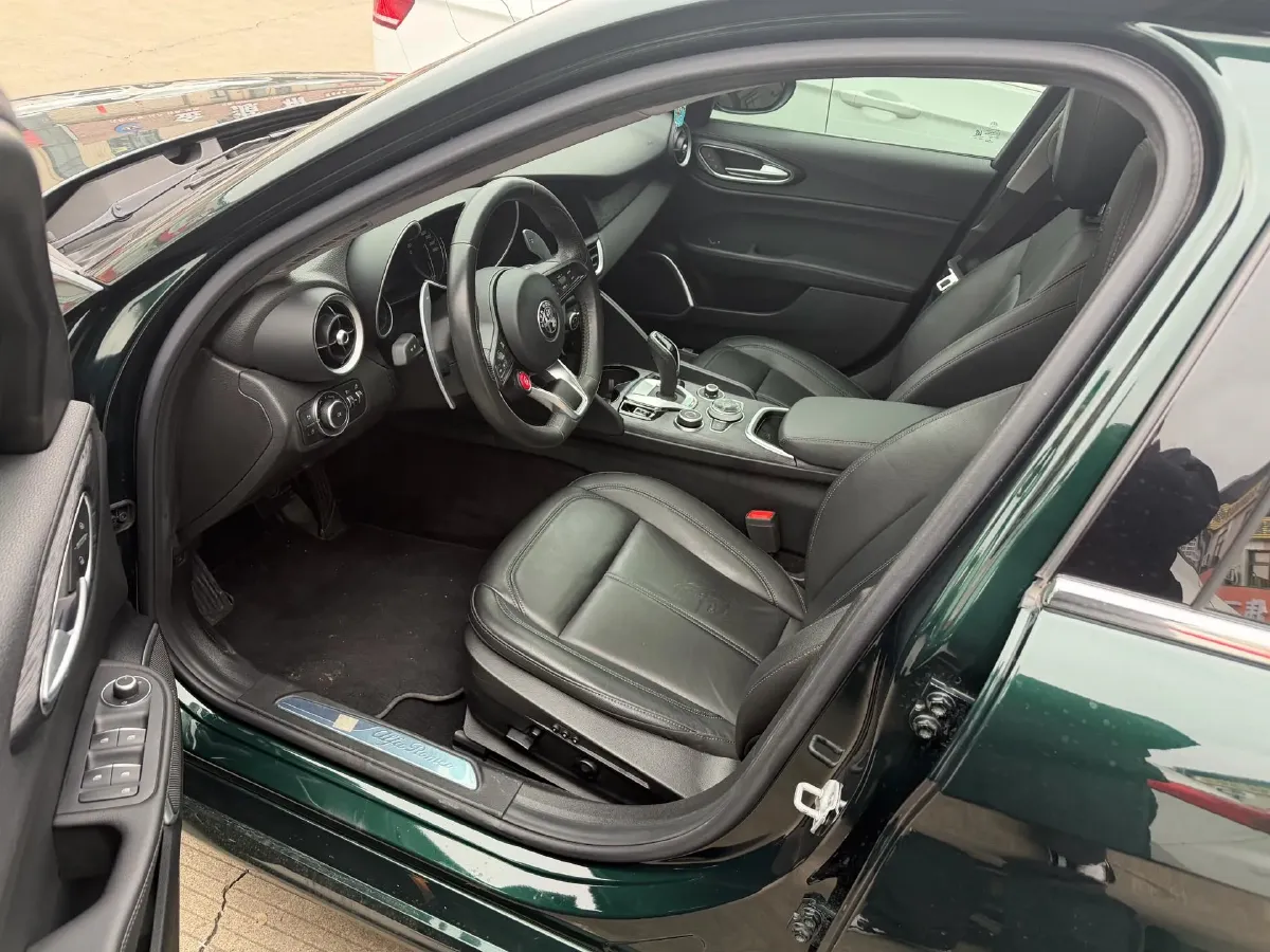 2021 Alfa Romeo Giulia 2.0T 280HP L4 8AT,autocango,china used car exporter,china ev exporter,chinese used car exporter,chinese used ev exporter