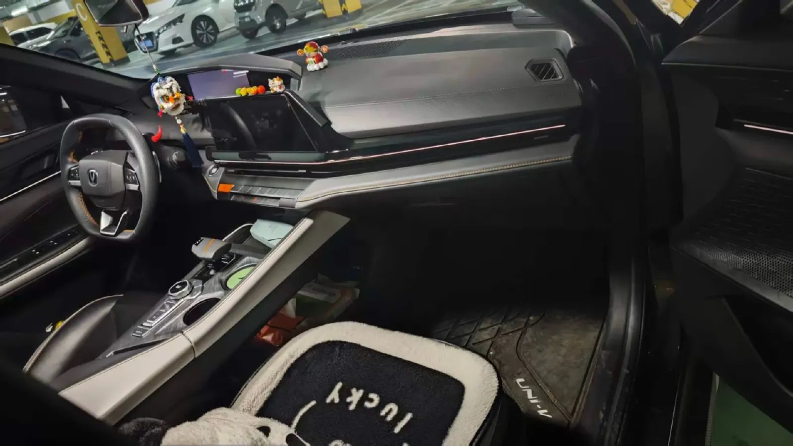 2023 ChangAn UNI-V 1.5T 188HP L4 7DCT,autocango,china used car exporter,china ev exporter,chinese used car exporter,chinese used ev exporter