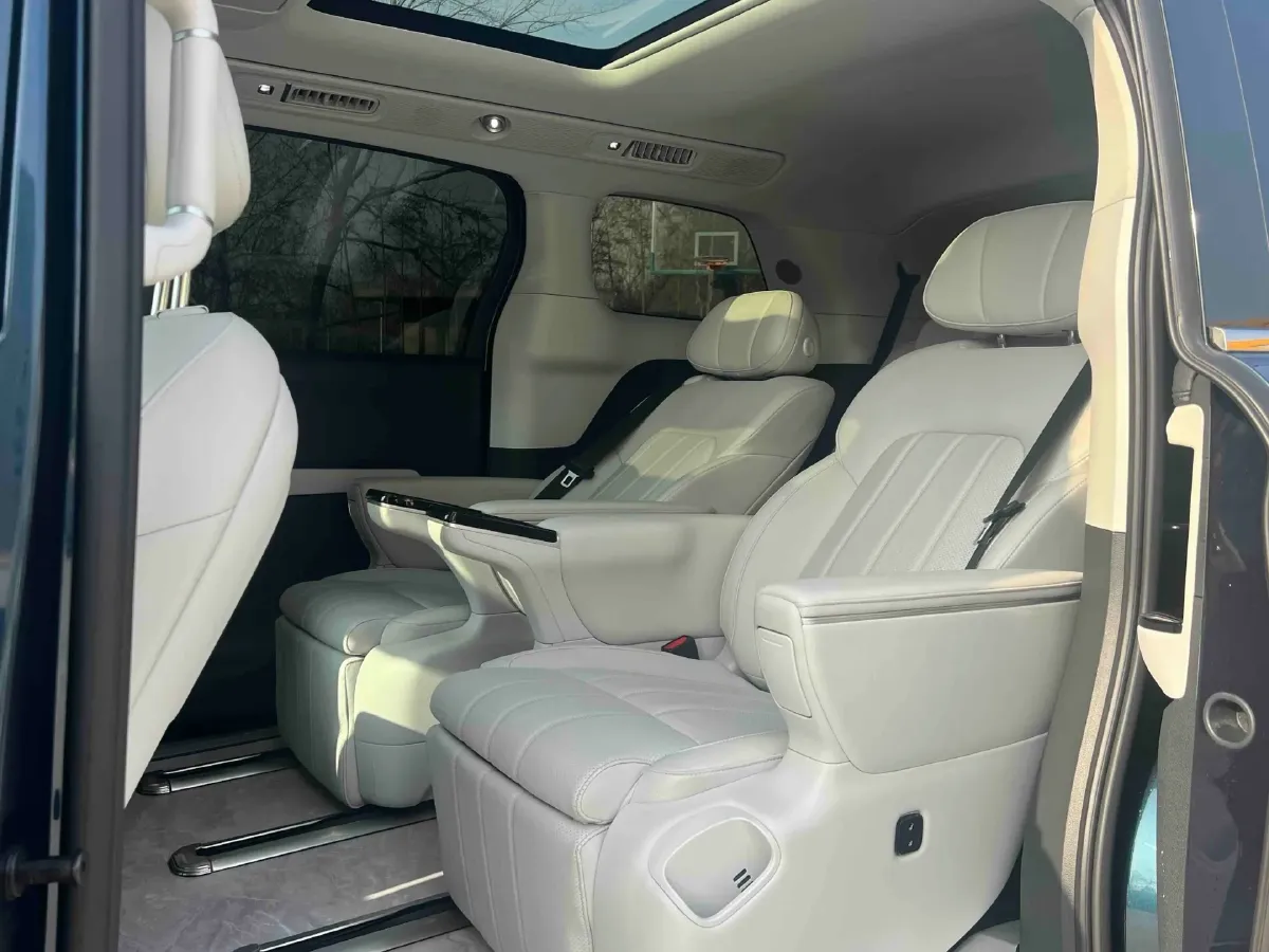 2025 Voyah Dream 1.5T 150HP L4 PHEV 41.7KWH,autocango,china used car exporter,china ev exporter,chinese used car exporter,chinese used ev exporter