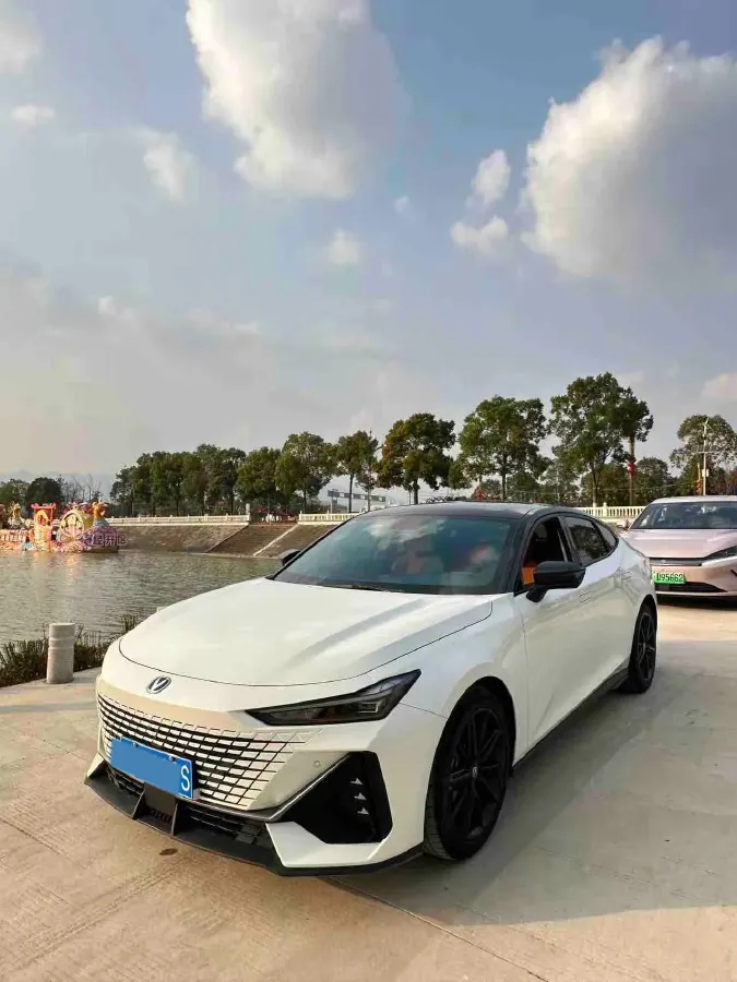 2022 ChangAn UNI-V 1.5T 188HP L4 7DCT,autocango,china used car exporter,china ev exporter,chinese used car exporter,chinese used ev exporter