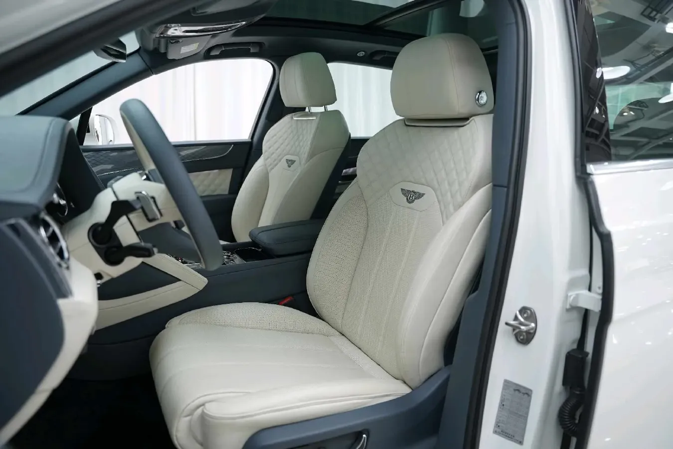 2021 Bentley Bentayga 4.0T 550HP V8 8AT,autocango,china used car exporter,china ev exporter,chinese used car exporter,chinese used ev exporter