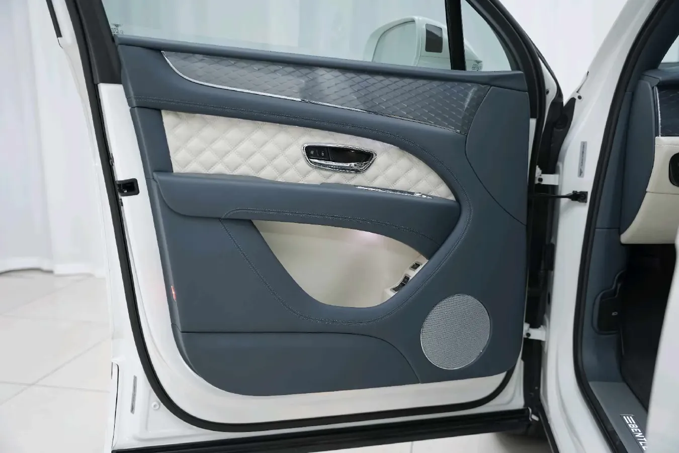 2021 Bentley Bentayga 4.0T 550HP V8 8AT,autocango,china used car exporter,china ev exporter,chinese used car exporter,chinese used ev exporter