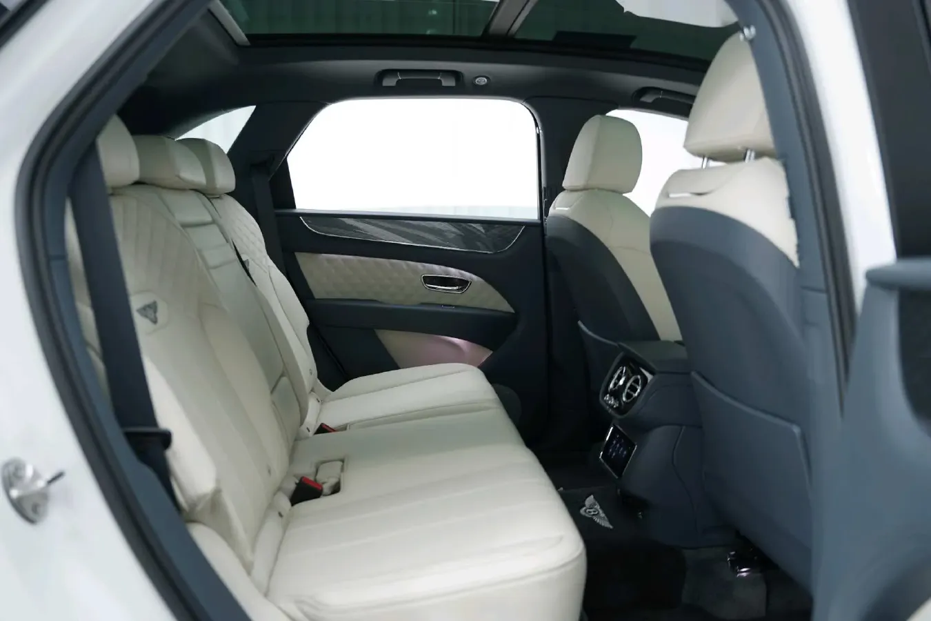 2021 Bentley Bentayga 4.0T 550HP V8 8AT,autocango,china used car exporter,china ev exporter,chinese used car exporter,chinese used ev exporter