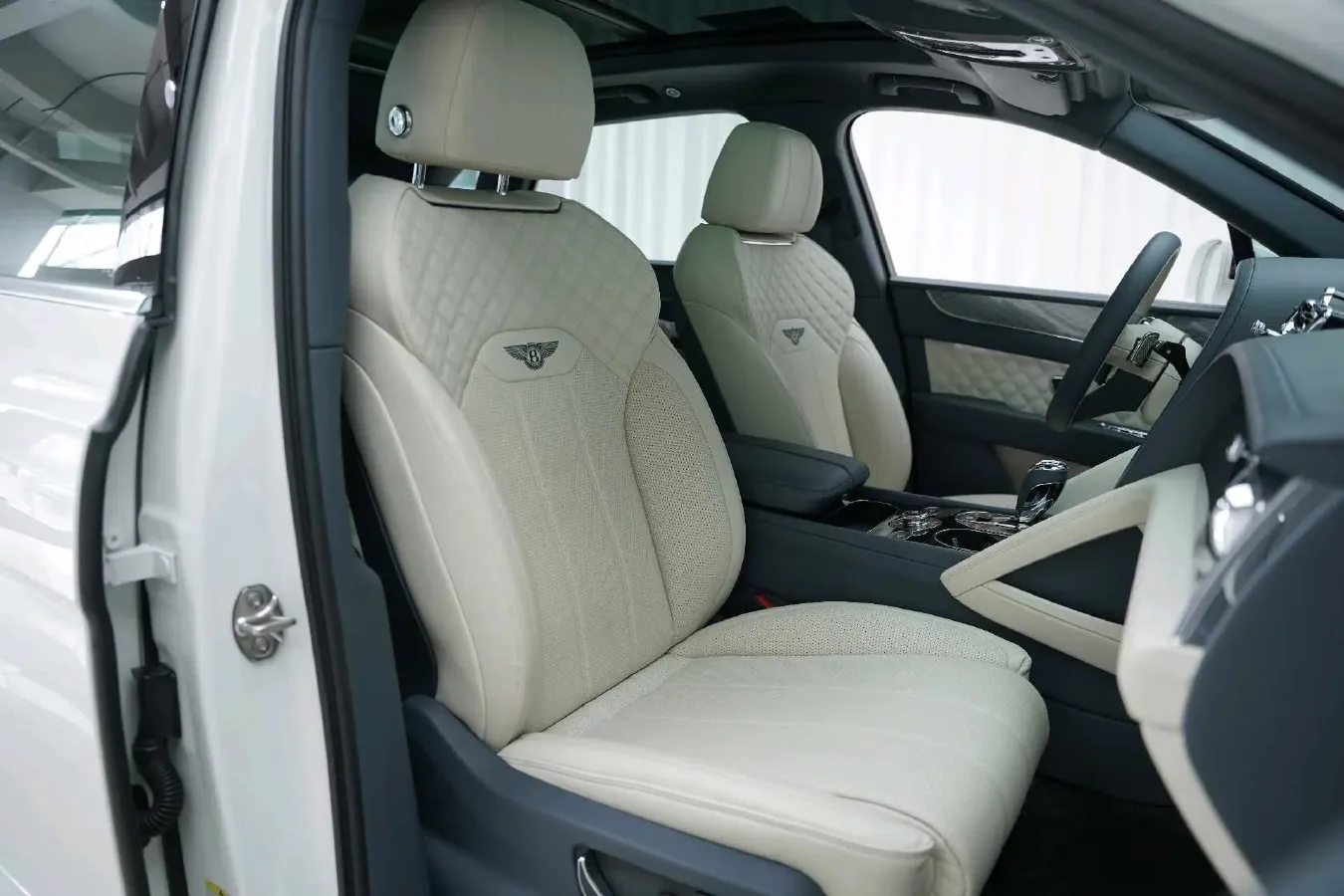 2021 Bentley Bentayga 4.0T 550HP V8 8AT,autocango,china used car exporter,china ev exporter,chinese used car exporter,chinese used ev exporter