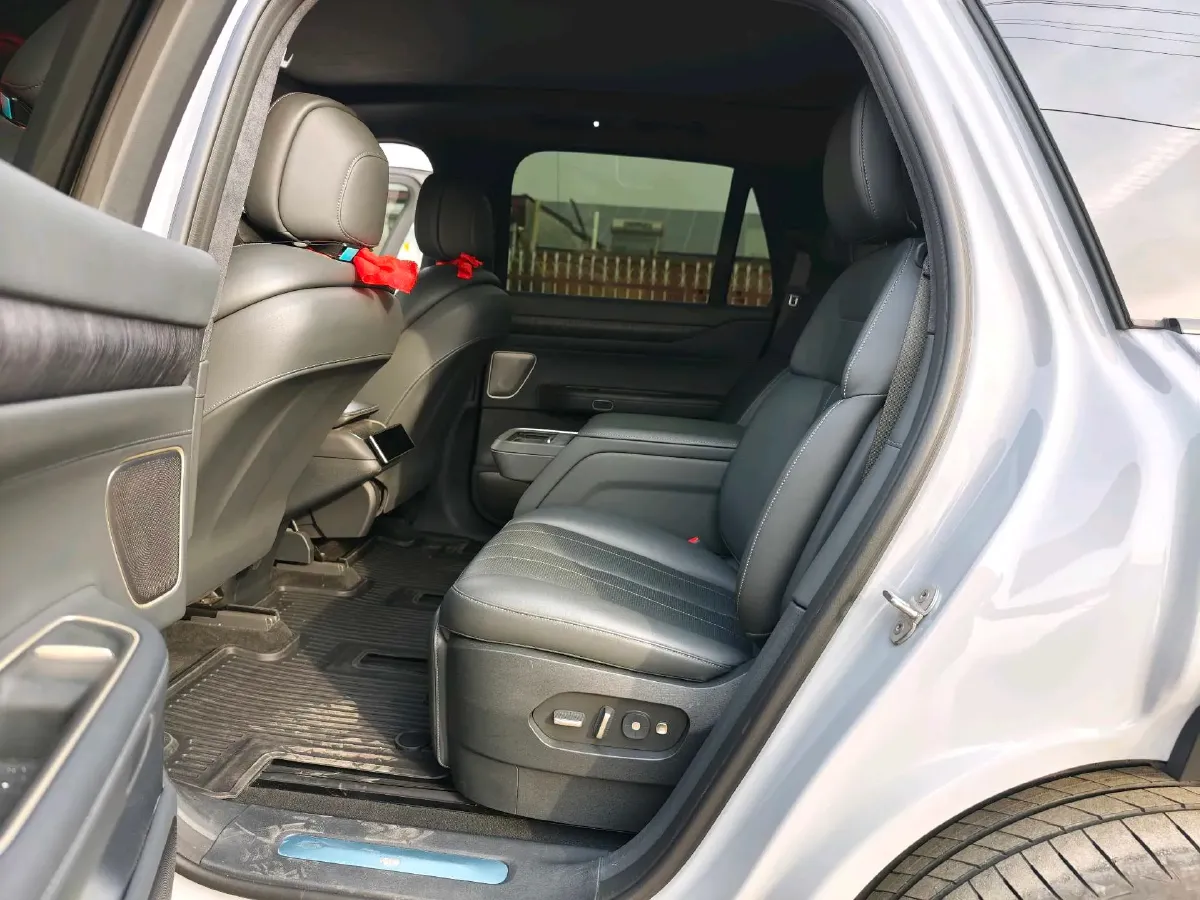 2024 Porsche Macan All-Electric BEV 100KWH,autocango,china used car exporter,china ev exporter,chinese used car exporter,chinese used ev exporter