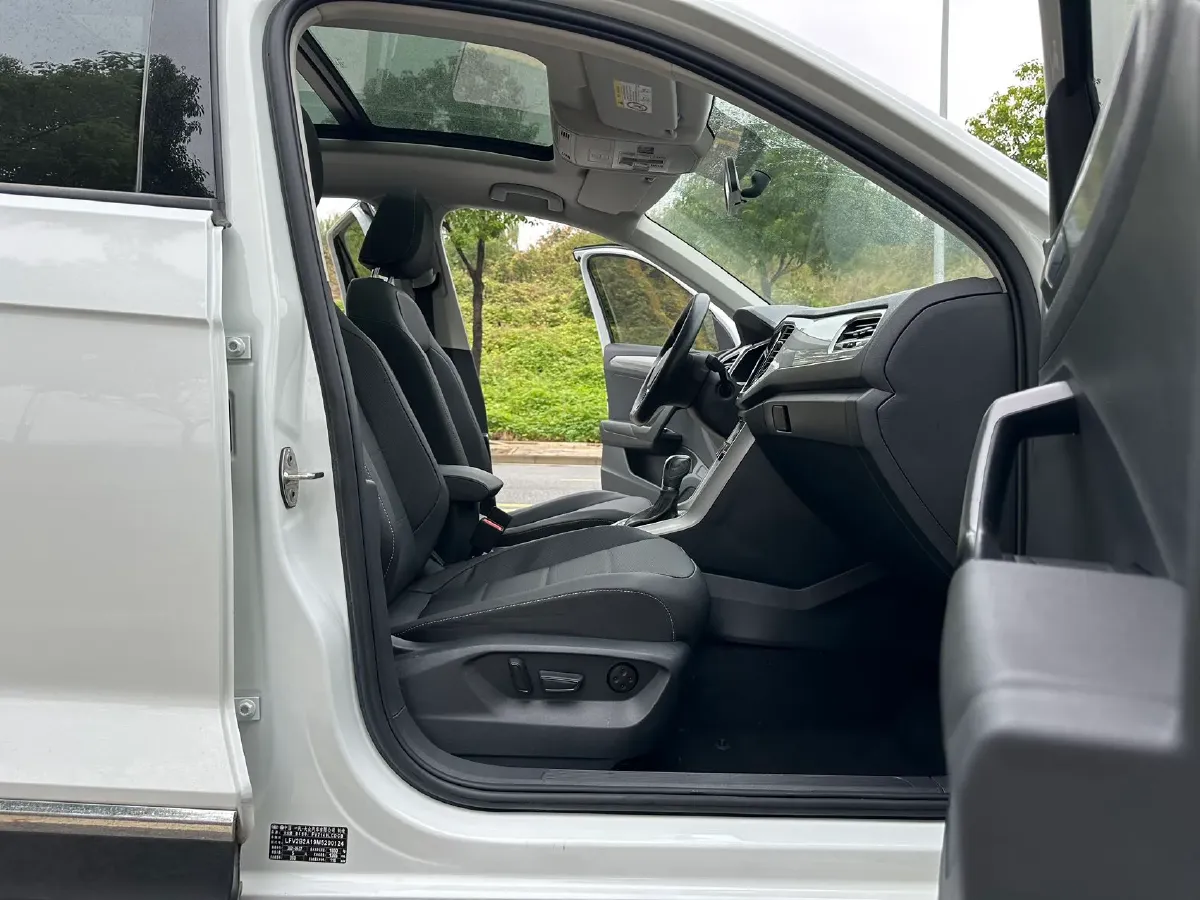 2021 Volkswagen T-Roc 1.4T 150HP L4 7DCT,autocango,china used car exporter,china ev exporter,chinese used car exporter,chinese used ev exporter