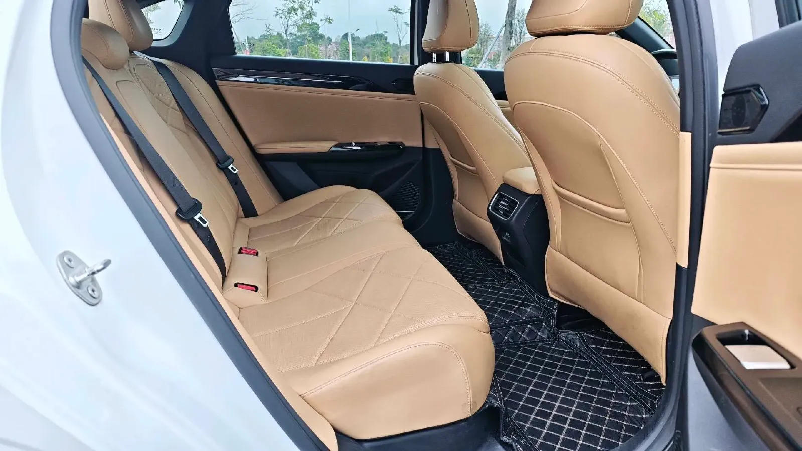 2023 Geely Galaxy L6 1.5T 163HP L4 3DHT PHEV,autocango,china used car exporter,china ev exporter,chinese used car exporter,chinese used ev exporter