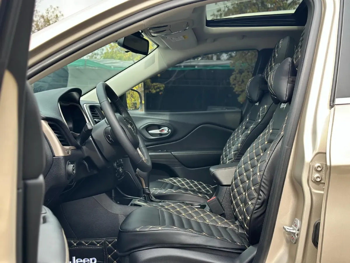 2017 Jeep Cherokee 2.0L 155HP L4 9AT,autocango,china used car exporter,china ev exporter,chinese used car exporter,chinese used ev exporter