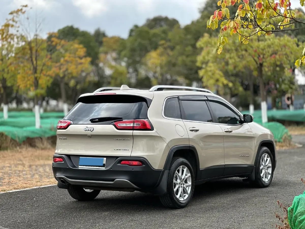 2017 Jeep Cherokee 2.0L 155HP L4 9AT,autocango,china used car exporter,china ev exporter,chinese used car exporter,chinese used ev exporter