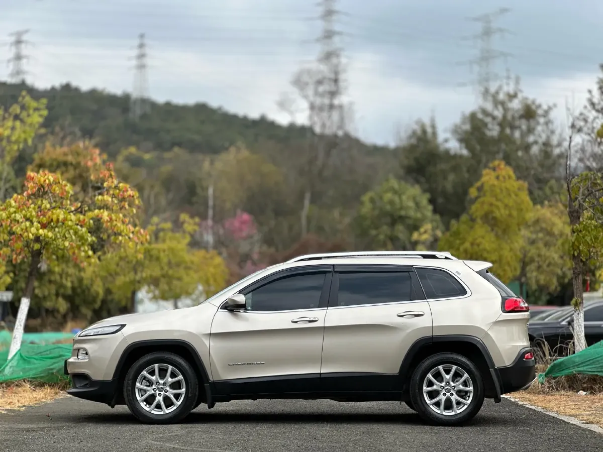 2017 Jeep Cherokee 2.0L 155HP L4 9AT,autocango,china used car exporter,china ev exporter,chinese used car exporter,chinese used ev exporter