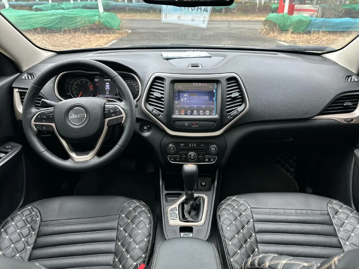 2017 Jeep Cherokee 2.0L 155HP L4 9AT,autocango,china used car exporter,china ev exporter,chinese used car exporter,chinese used ev exporter