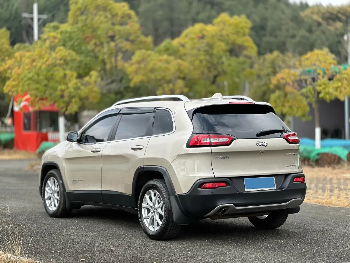 2017 Jeep Cherokee 2.0L 155HP L4 9AT,autocango,china used car exporter,china ev exporter,chinese used car exporter,chinese used ev exporter