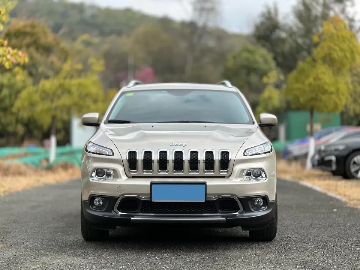 2017 Jeep Cherokee 2.0L 155HP L4 9AT,autocango,china used car exporter,china ev exporter,chinese used car exporter,chinese used ev exporter