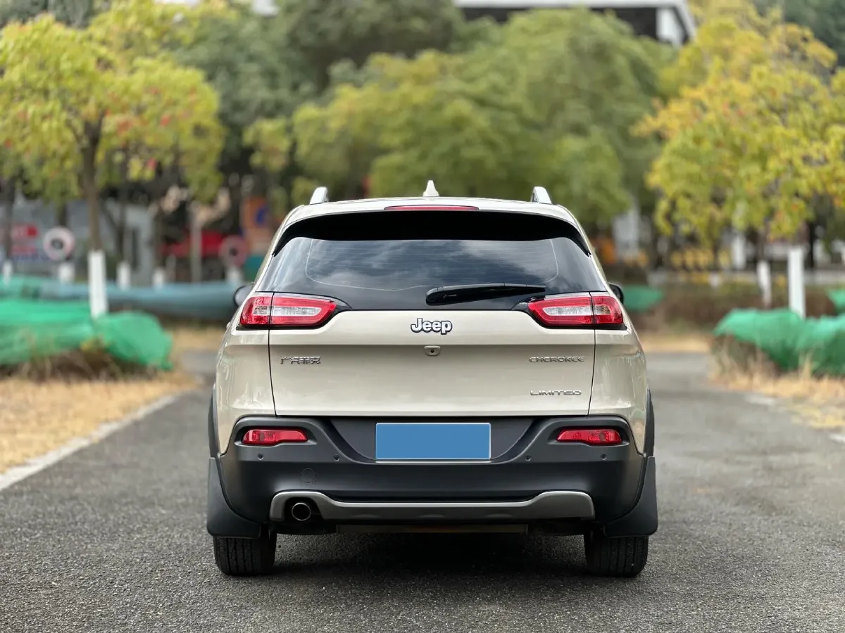 2017 Jeep Cherokee 2.0L 155HP L4 9AT,autocango,china used car exporter,china ev exporter,chinese used car exporter,chinese used ev exporter