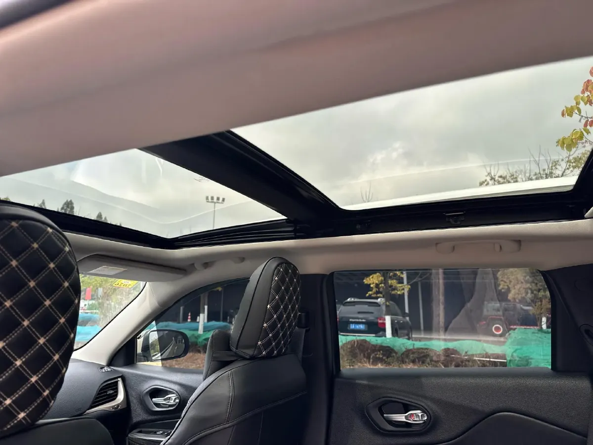 2017 Jeep Cherokee 2.0L 155HP L4 9AT,autocango,china used car exporter,china ev exporter,chinese used car exporter,chinese used ev exporter