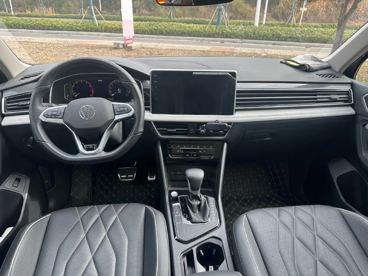 2024 Volkswagen Tiguan L 2.0T 186HP L4 7DCT,autocango,china used car exporter,china ev exporter,chinese used car exporter,chinese used ev exporter