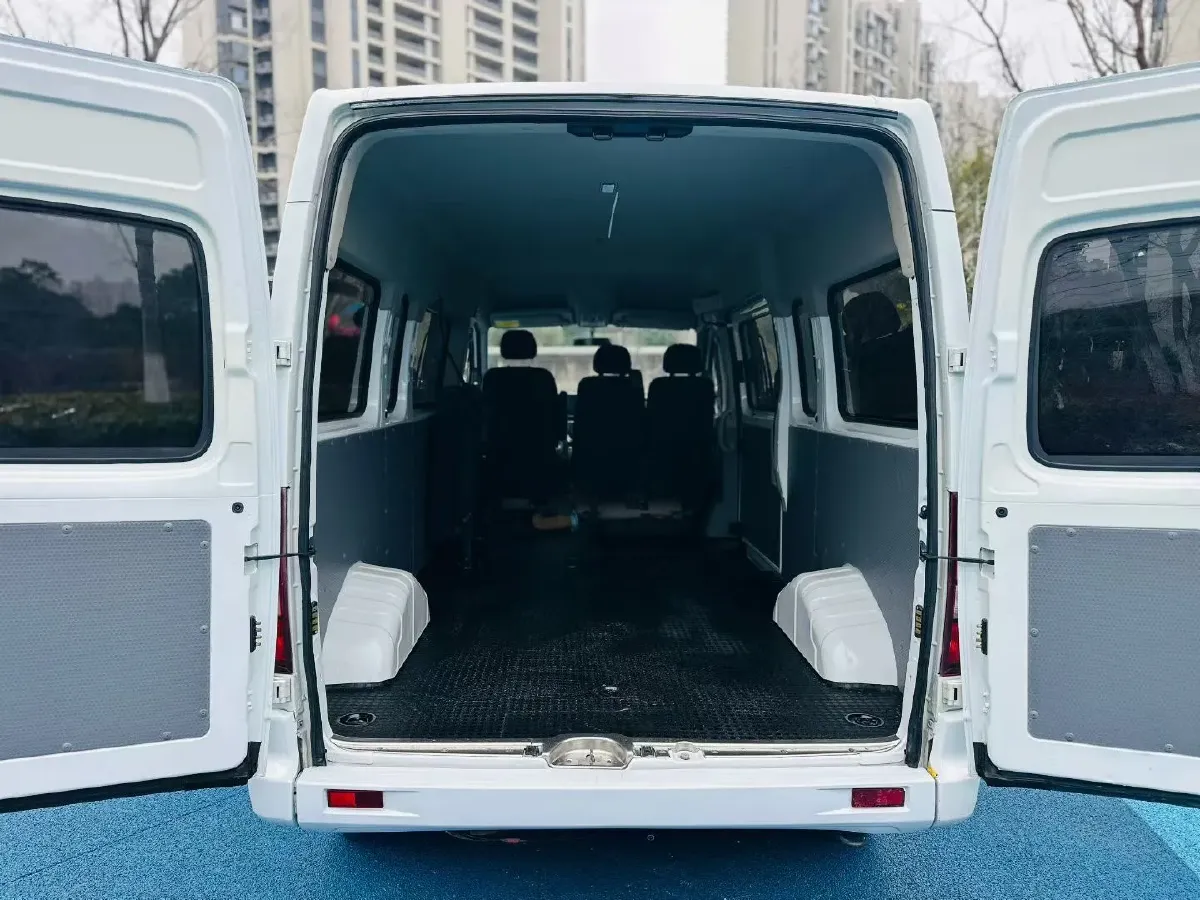 2023 MAXUS XinTu V80 2.0T 127HP L4 6MT,autocango,china used car exporter,china ev exporter,chinese used car exporter,chinese used ev exporter