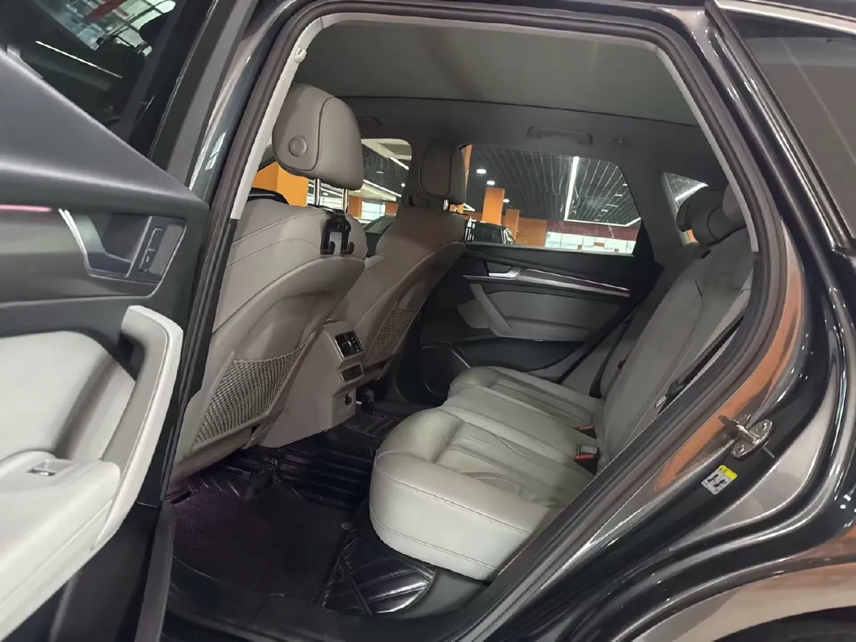 2021 Audi Q5L 2.0T 190HP L4 7DCT,autocango,china used car exporter,china ev exporter,chinese used car exporter,chinese used ev exporter