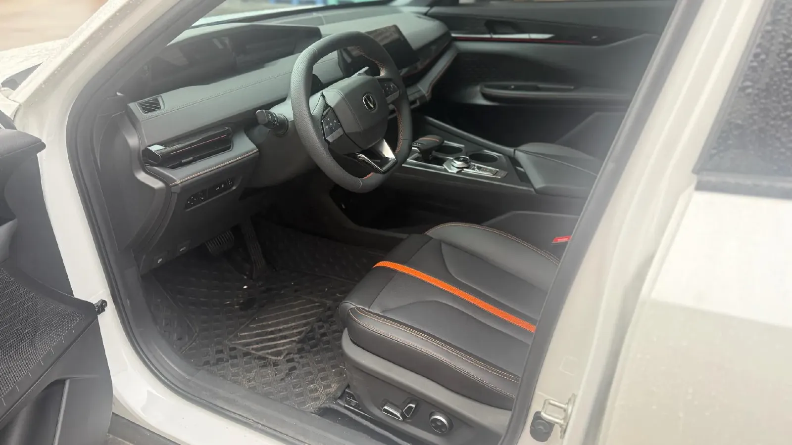 2025 ChangAn UNI-V 1.5T 192HP L4 7DCT,autocango,china used car exporter,china ev exporter,chinese used car exporter,chinese used ev exporter