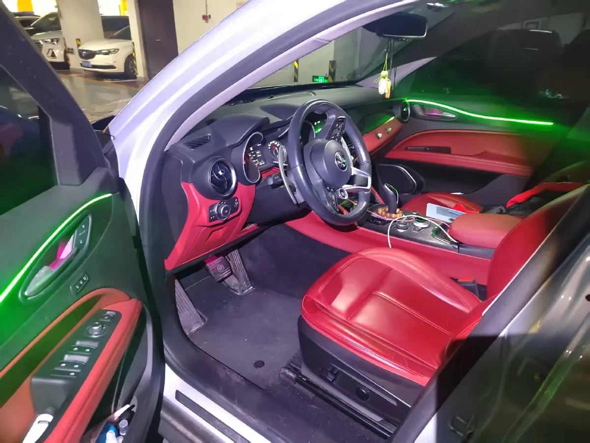 2020 Alfa Romeo Stelvio 2.0T 280HP L4 8AT,autocango,china used car exporter,china ev exporter,chinese used car exporter,chinese used ev exporter