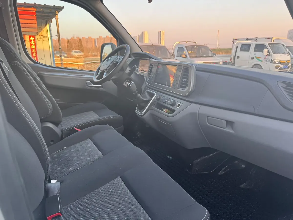 2021 MAXUS XinTu V80 2.0T 139HP L4 6MT,autocango,china used car exporter,china ev exporter,chinese used car exporter,chinese used ev exporter