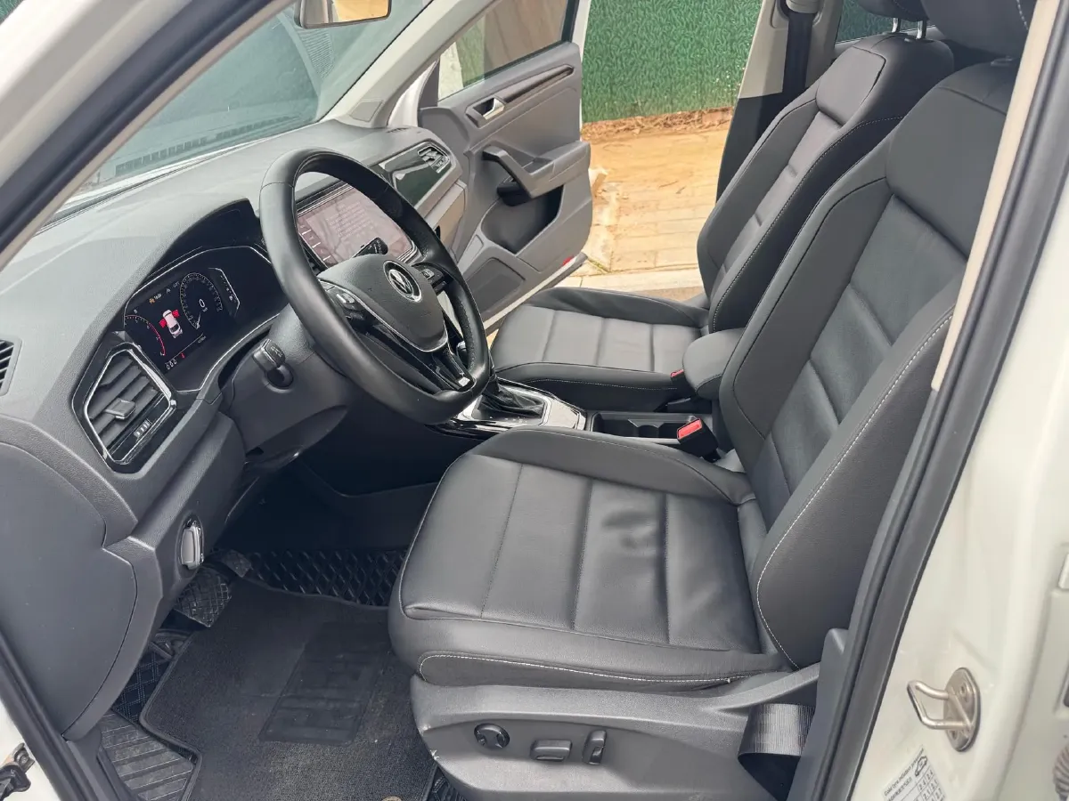 2022 Volkswagen T-Roc 1.4T 150HP L4 7DCT,autocango,china used car exporter,china ev exporter,chinese used car exporter,chinese used ev exporter