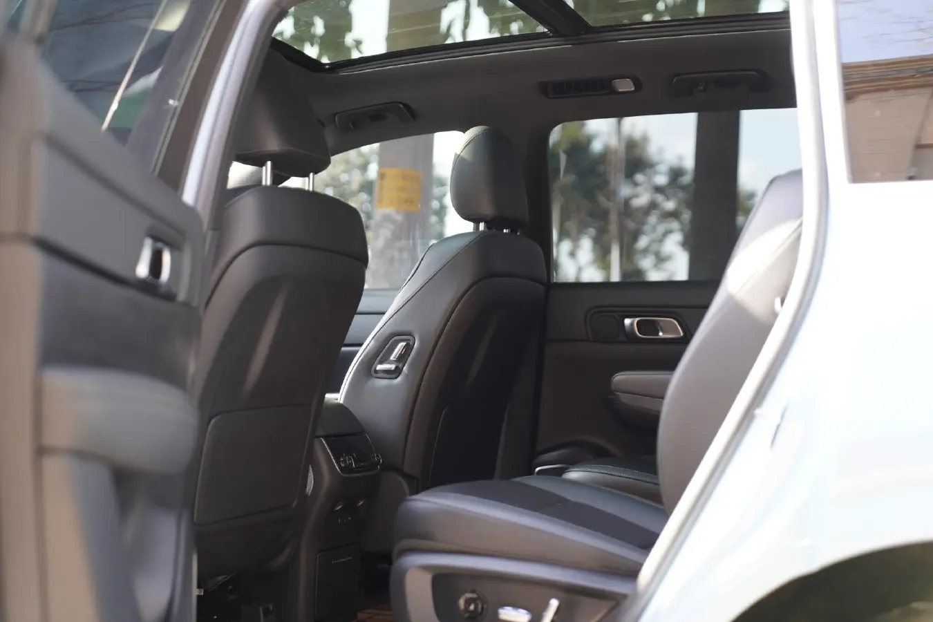 2021 Li ONE Range Extended 131HP REEV 40.5KWH,autocango,china used car exporter,china ev exporter,chinese used car exporter,chinese used ev exporter