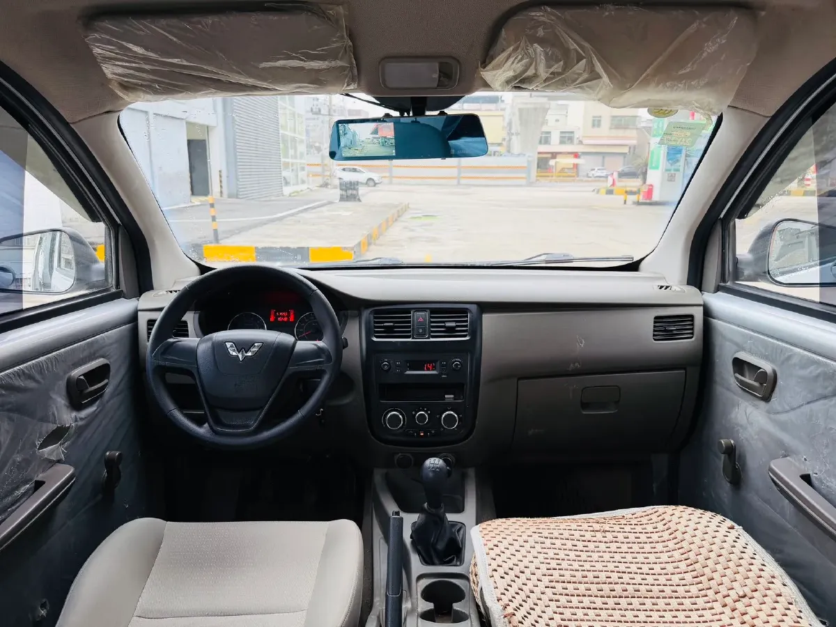 2019 WuLing RongGuang V 1.5L 99HP L4 6MT,autocango,china used car exporter,china ev exporter,chinese used car exporter,chinese used ev exporter