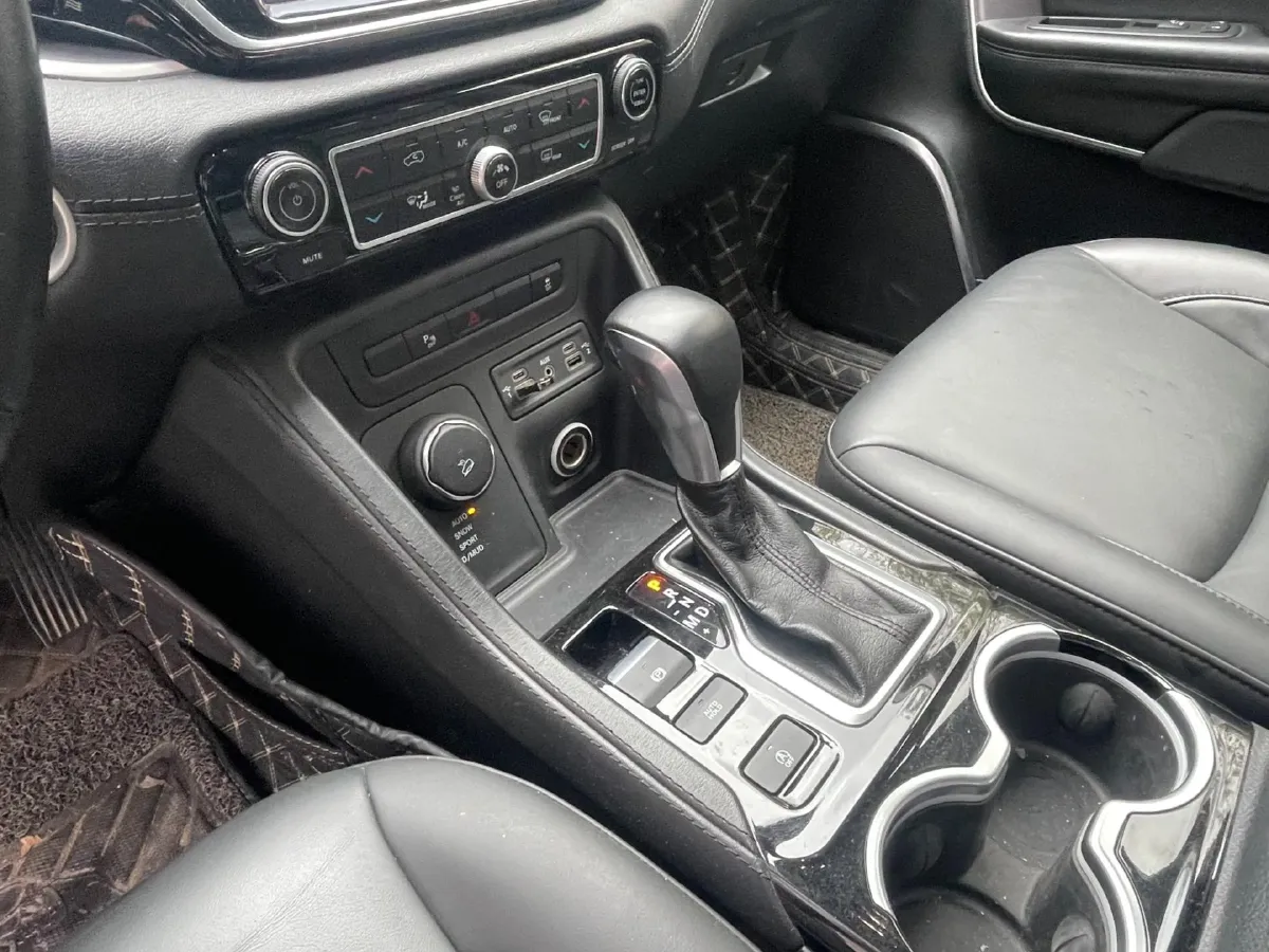 2018 Jeep Grand Commander 2.0T 265HP L4 9AT,autocango,china used car exporter,china ev exporter,chinese used car exporter,chinese used ev exporter