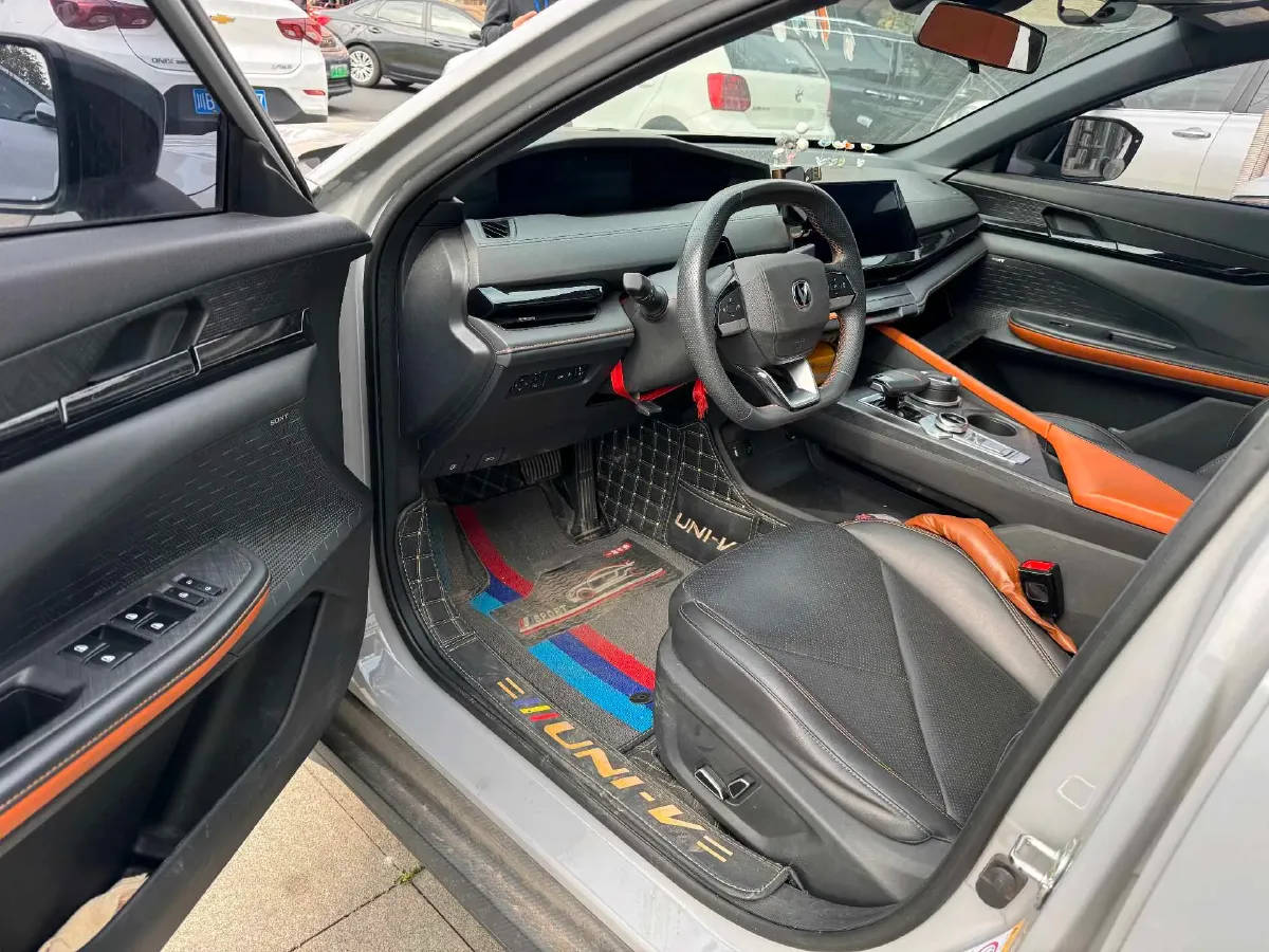 2022 ChangAn UNI-V 1.5T 188HP L4 7DCT,autocango,china used car exporter,china ev exporter,chinese used car exporter,chinese used ev exporter