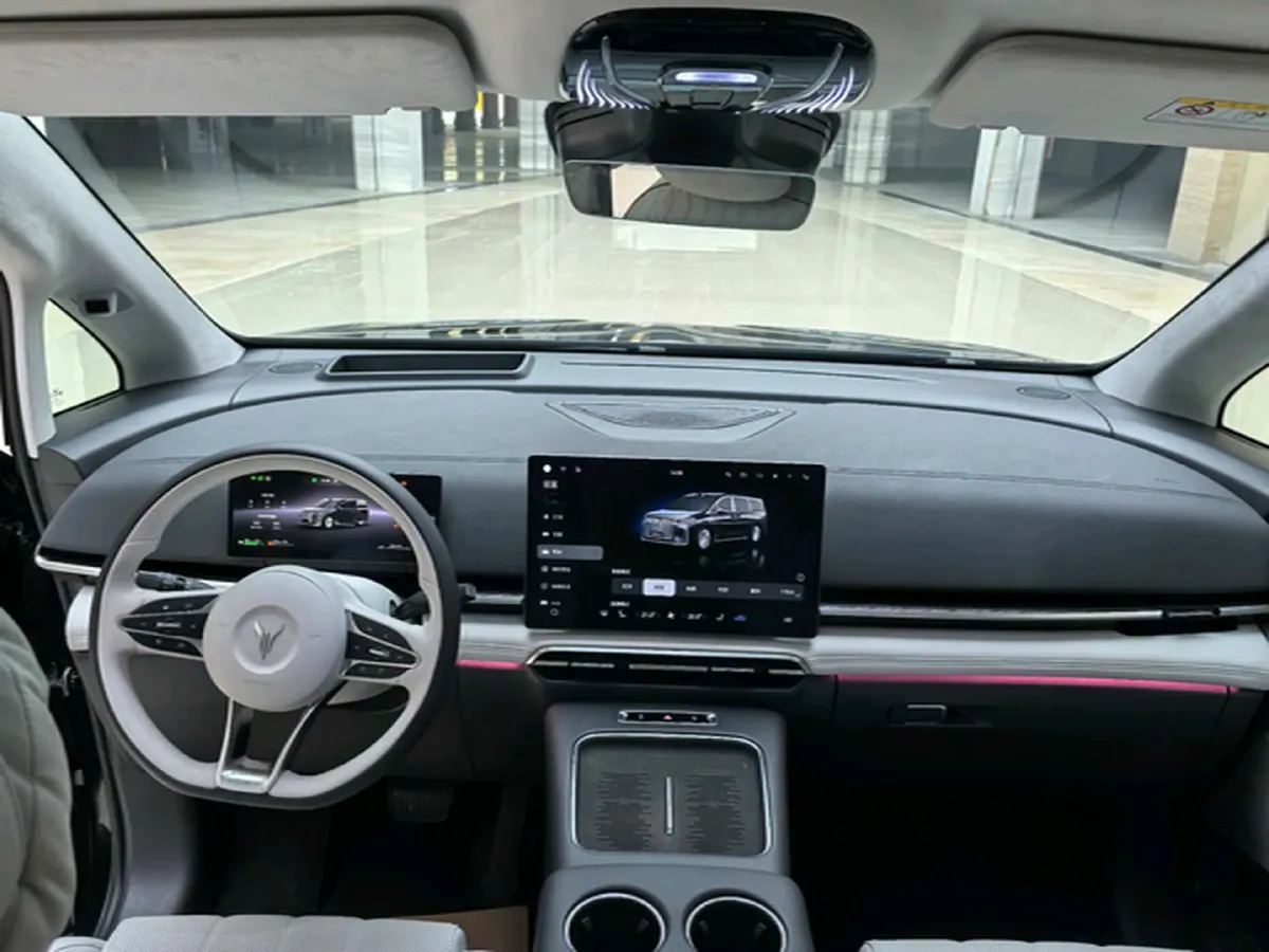 2025 Voyah Dream 1.5T 150HP L4 PHEV 41.7KWH,autocango,china used car exporter,china ev exporter,chinese used car exporter,chinese used ev exporter