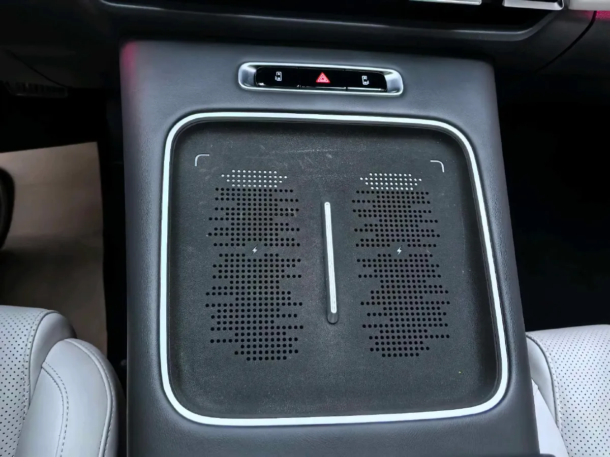 2025 Voyah Dream 1.5T 150HP L4 PHEV 41.7KWH,autocango,china used car exporter,china ev exporter,chinese used car exporter,chinese used ev exporter