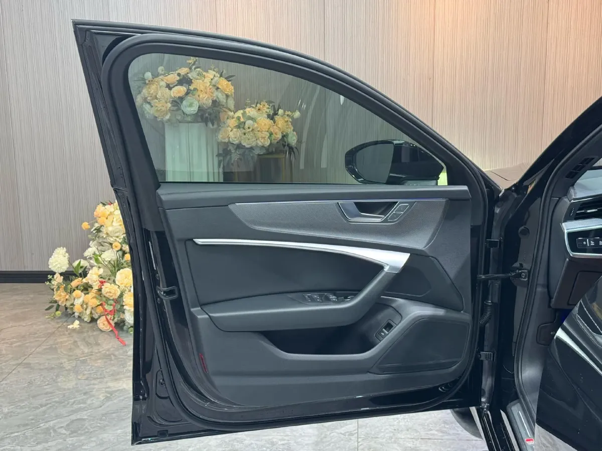 2023 Audi A6L 2.0T 190HP L4 7DCT,autocango,china used car exporter,china ev exporter,chinese used car exporter,chinese used ev exporter