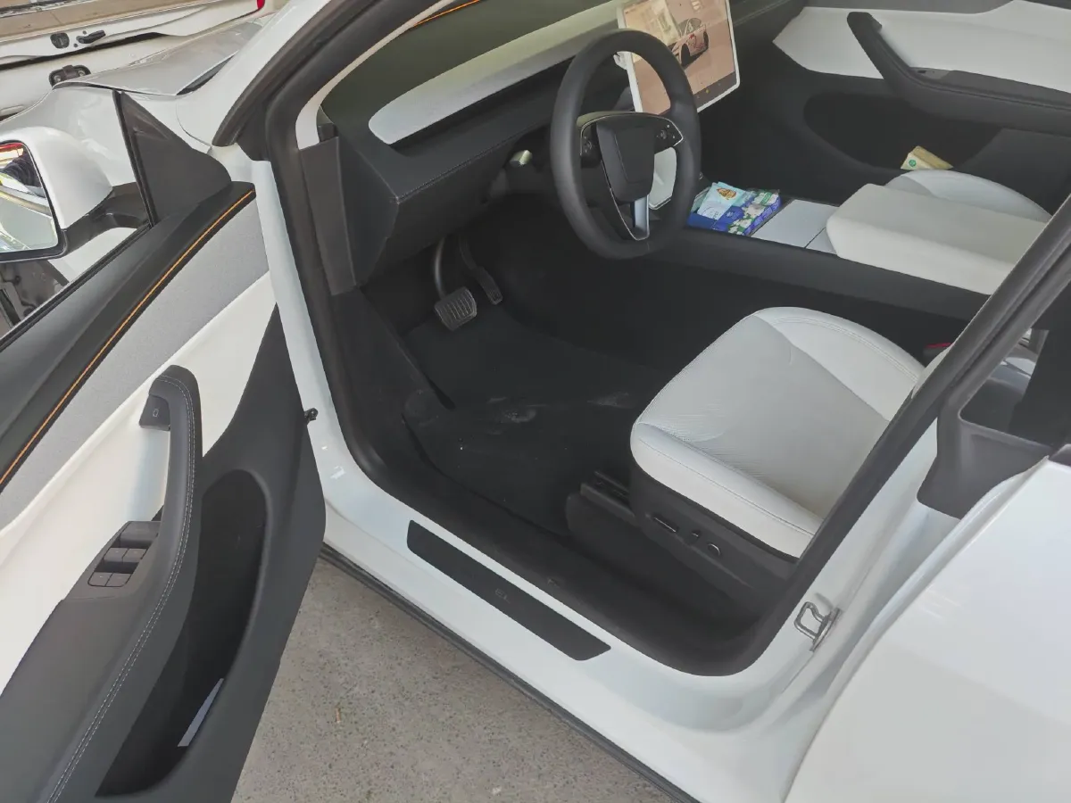 2025 Tesla Model Y BEV 62.5KWH,autocango,china used car exporter,china ev exporter,chinese used car exporter,chinese used ev exporter