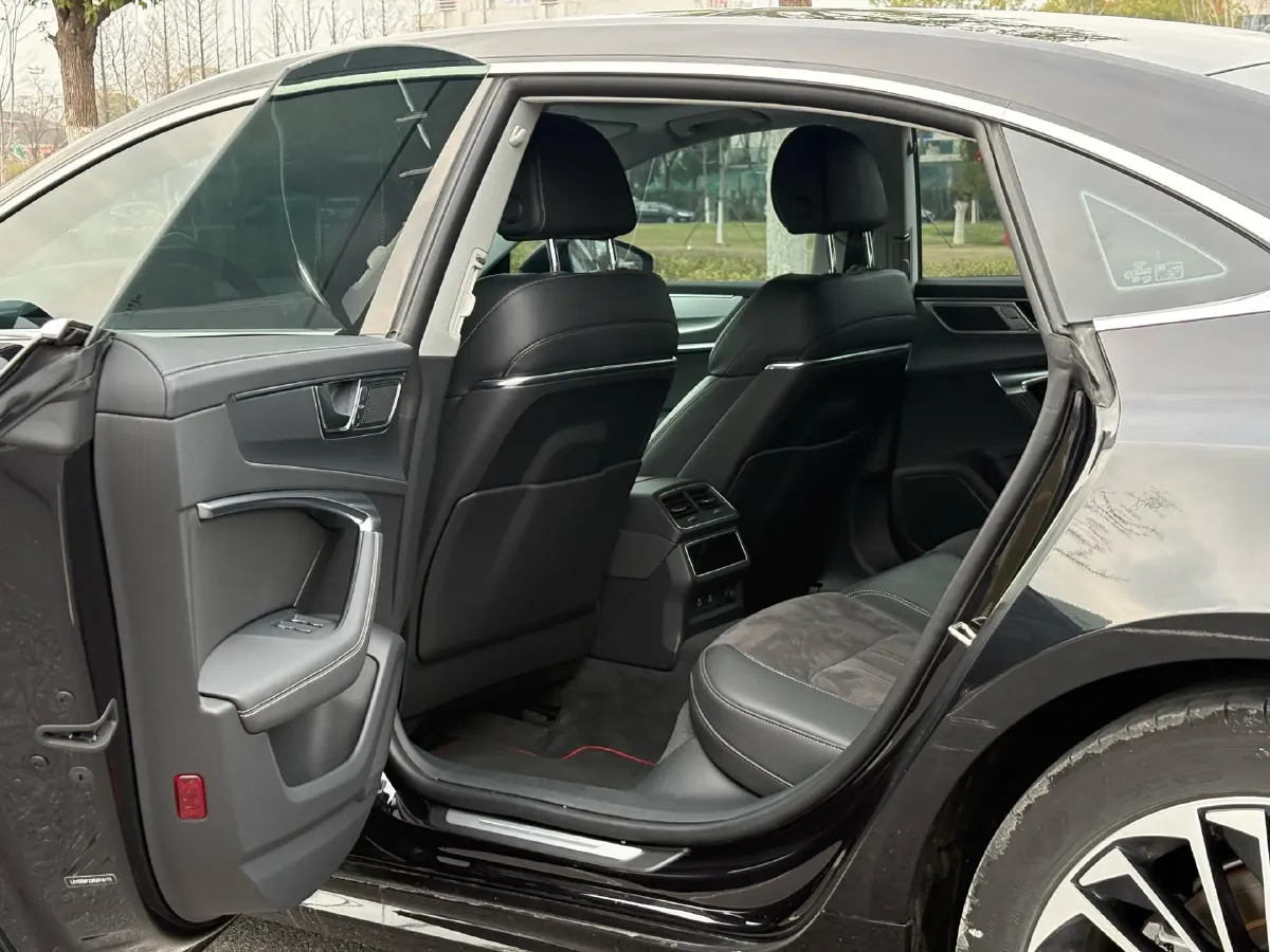 2024 Audi A7L 2.0T 245HP L4 7DCT,autocango,china used car exporter,china ev exporter,chinese used car exporter,chinese used ev exporter